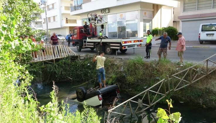 Direksiyonda uyudu, sulama kanalına uçarak ölümden döndü