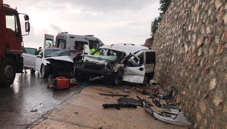 Antalya’da iki araç kafa kafaya çarpıştı: 1 ölü, 6 yaralı
