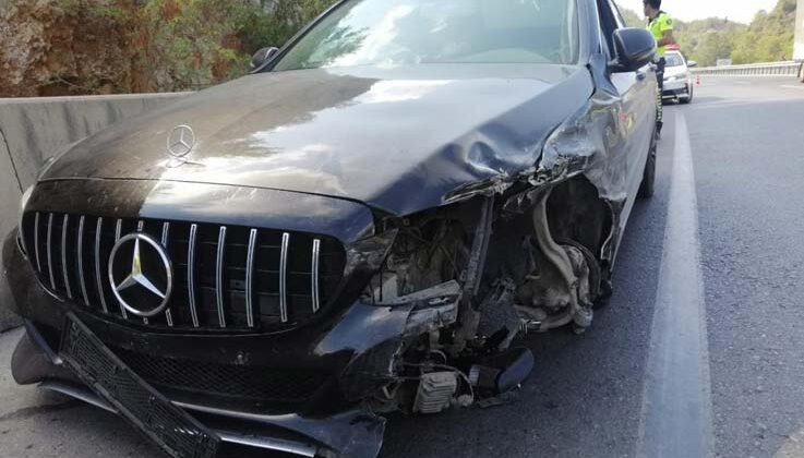Kontrolden çıkan lüks otomobil bariyerlere çarptı: 2 yaralı