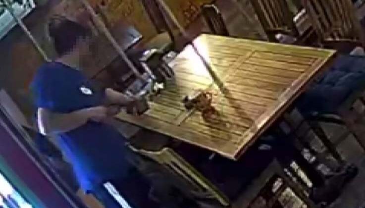 Müşteriler yemek yerken o gözünü boş masadaki telefona çevirdi