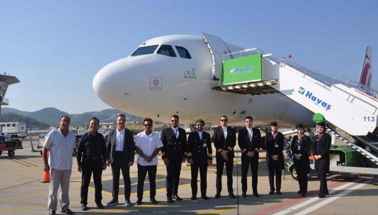 İran’dan Gazipaşa-Alanya Havalimanı’na ilk kez düzenlenen uçak seferinde yolcular çiçeklerle karşılandı