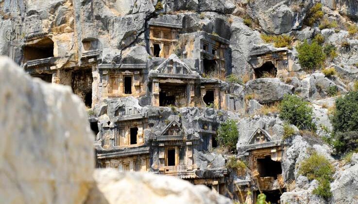 Geçmişi binlerce yıla dayanan Myra Antik Kentinde kazılar tapulu arazilere takıldı
