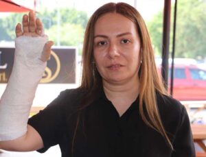 Pitbullun saldırısından köpeğini kurtaran kadın kaldırıma düşüp kolunu kırdı