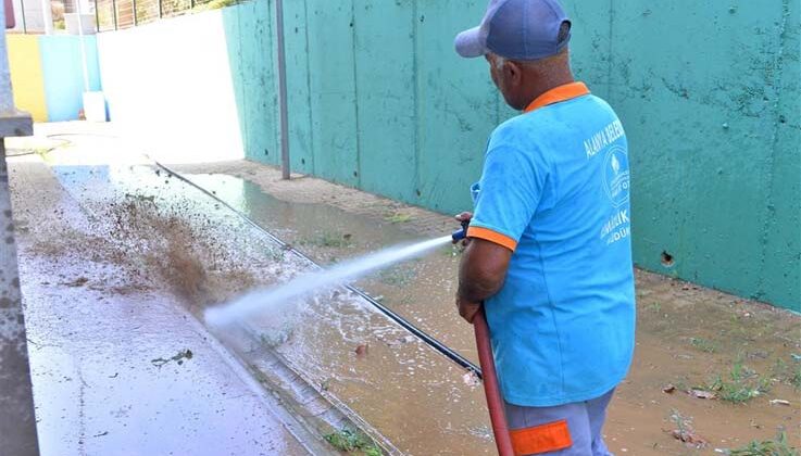 Alanya Belediyesi’nden okullara temizlik desteği