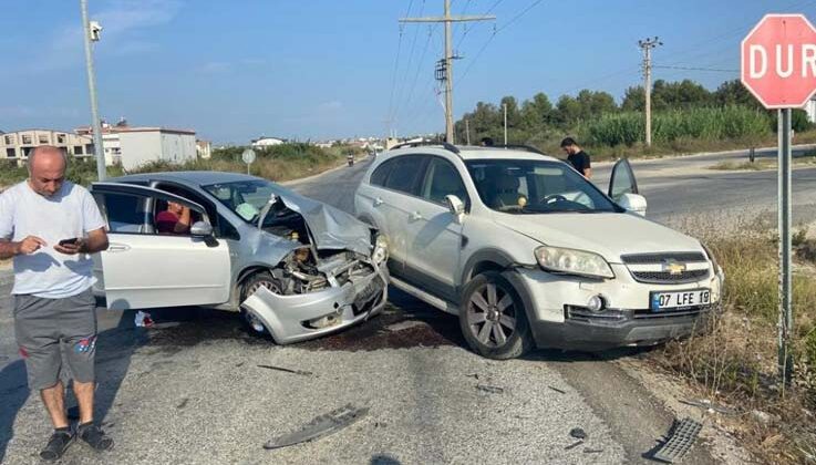 Manavgat’ta iki otomobil çarpıştı: 1 yaralı