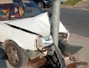 Freni tutmayan otomobil trafik ışıkları direğine çarptı: 1 yaralı