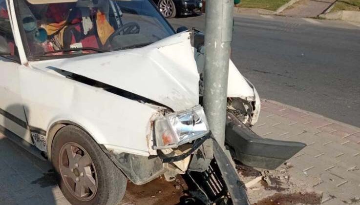 Freni tutmayan otomobil trafik ışıkları direğine çarptı: 1 yaralı