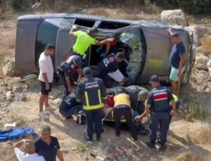 Virajı alamayan otomobil takla atıp uçuruma yuvarlandı, sıkışan araçtan çıkartılan kadın acı içinde kıvrandı