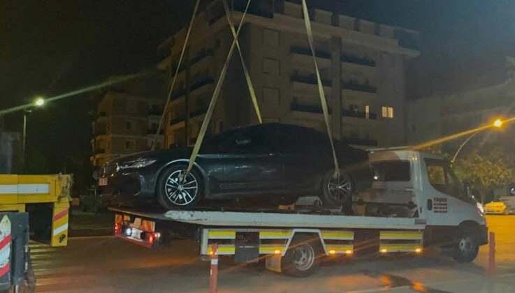 Hatalı park yapılan otomobilden ruhsatsız silah çıktı