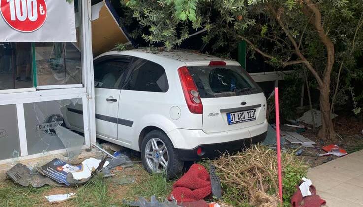 Hızını alamayan otomobil önce eczaneye sonra dönerci dükkanına daldı