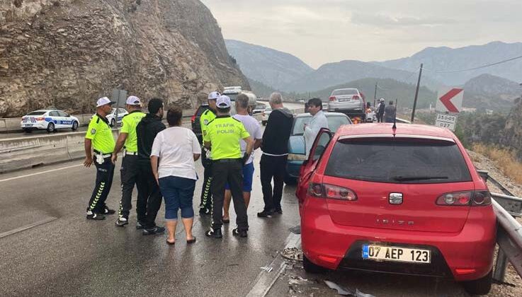 Antalya’da 5 araçlı zincirleme kaza: Karayolunda uzun araç kuyruğu oluştu
