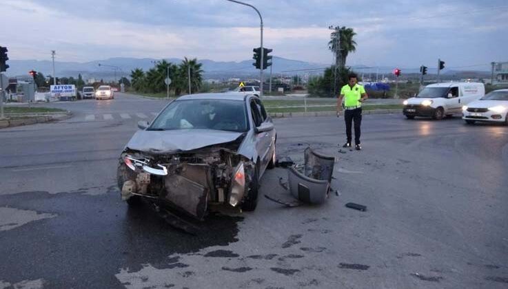 Antalya’da kırmızı ışık ihlali hastanede bitti:3 yaralı