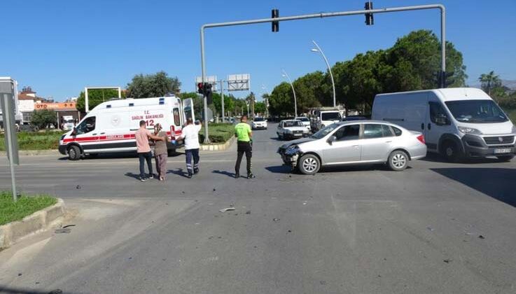 Otomobiller çarpıştı, sürücülerin eşleri yaralandı