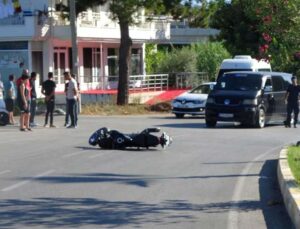 Panelvanla çarpışan motosiklet sürücüsü kaskı sayesinde ölümden döndü