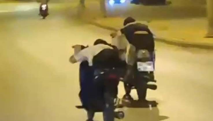 Trafik magandalarının tehlikeli motosiklet yolcuğu kamerada