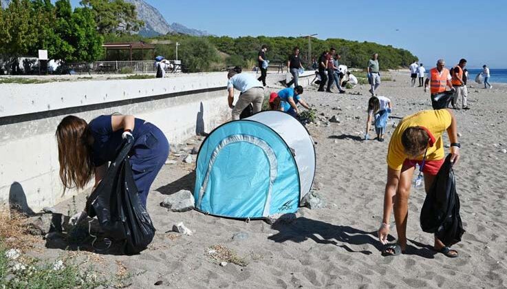 Dünya Temizlik Günü’nde Kemer’de sahil temizliği