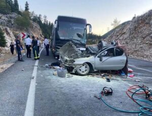 Antalya’da yolcu otobüsü ile otomobil kafa kafaya çarpıştı: 1 ölü, 5 yaralı