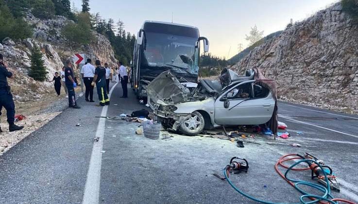 Antalya’da yolcu otobüsü ile otomobil kafa kafaya çarpıştı: 1 ölü, 5 yaralı