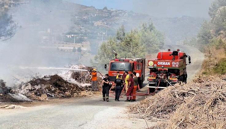 Gazipaşa’da dere kenarına bırakılan çöpler alev aldı