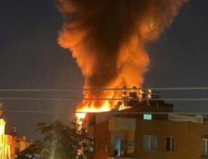 Antalya’da çatı katı alev alev yandı, mahalleli sokağa döküldü