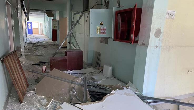 Mülk sahibi ile işletmeci anlaşmazlığı sebebiyle boşaltılan okulu hırsızlar savaş alanına çevirdi
