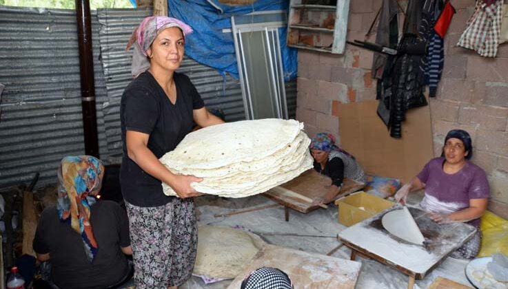 Antalyalı ev hanımları, imece usulü yufka ekmek geleneğini yaşatıyor