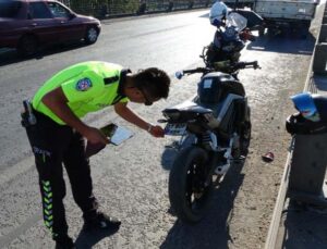 Kamyonete arkadan çarpan motosiklet sürücüsüne katlanır plaka cezası