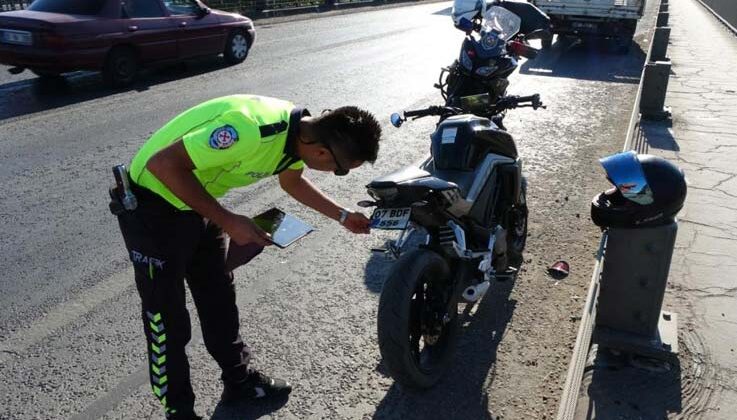 Kamyonete arkadan çarpan motosiklet sürücüsüne katlanır plaka cezası