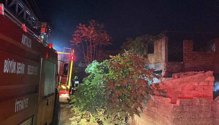 Kullanılmayan müstakil evde 2 ay arayla çıkan yangın mahalleliyi isyan ettirdi