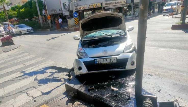 Kırmızı ışık ihlali yapan sürücü otomobiliyle kaldırıma çıktı