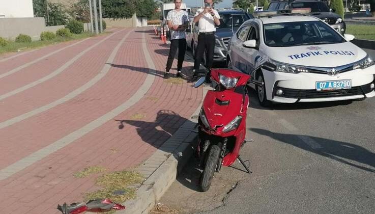 Motosiklet otomobile çarptı: 2 yaralı