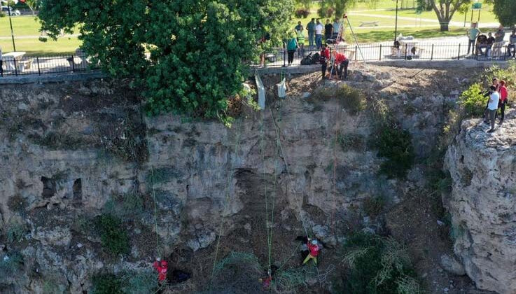 Dağcılar 40 metrelik falezlerden torbalarca çöp topladı