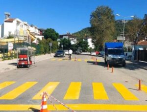 Kemer’de okul yollarındaki yaya geçitleri boyanıyor