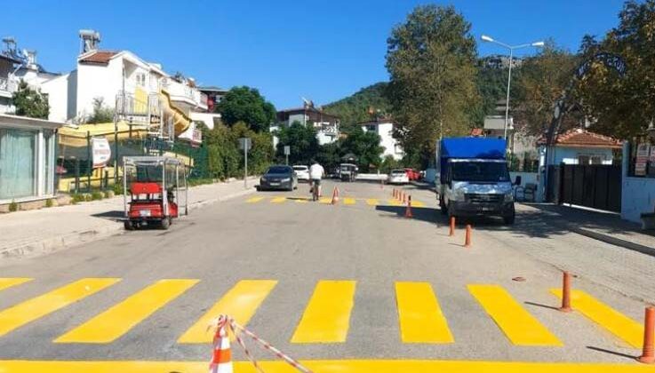 Kemer’de okul yollarındaki yaya geçitleri boyanıyor