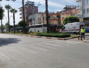 Düşürdüğü telefonunu almak isterken ticari taksinin aynasına çarptı: 1 yaralı