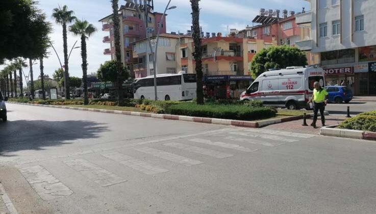 Düşürdüğü telefonunu almak isterken ticari taksinin aynasına çarptı: 1 yaralı