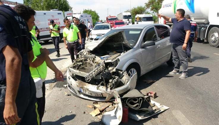 Araç kullanırken düşen cep telefonunu almaya çalıştı, park halindeki tur midibüsüne çarptı