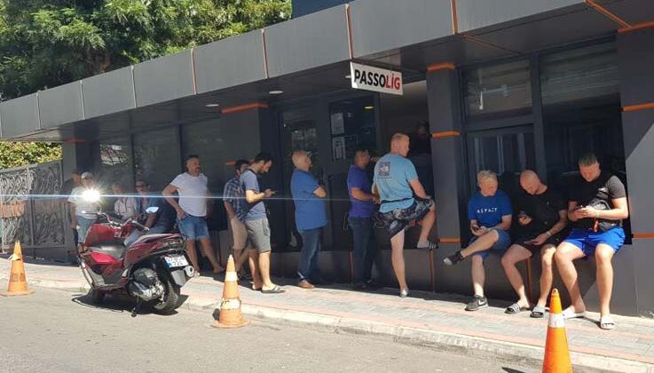 Alanya’ya tatile gelen Hollandalı turistlerin Szymanski kuyruğu