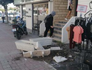 Önce otomobile sonra kaldırımdaki çiçekliklere çarptı: 1 yaralı