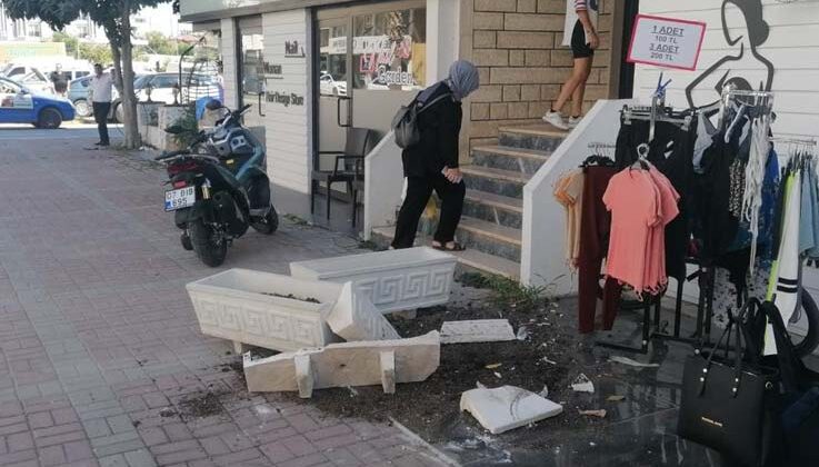 Önce otomobile sonra kaldırımdaki çiçekliklere çarptı: 1 yaralı