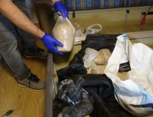 Kiraladıkları evi uyuşturucu imalathanesine çevirdiler, 50 kilo eroinin üzerinde yattılar