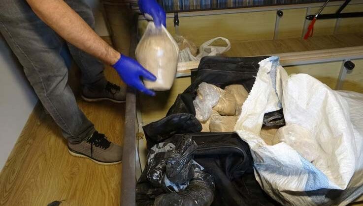 Kiraladıkları evi uyuşturucu imalathanesine çevirdiler, 50 kilo eroinin üzerinde yattılar