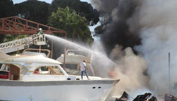 Tersanedeki tekneler alev alev yandı, ormana sıçrayan yangın söndürüldü