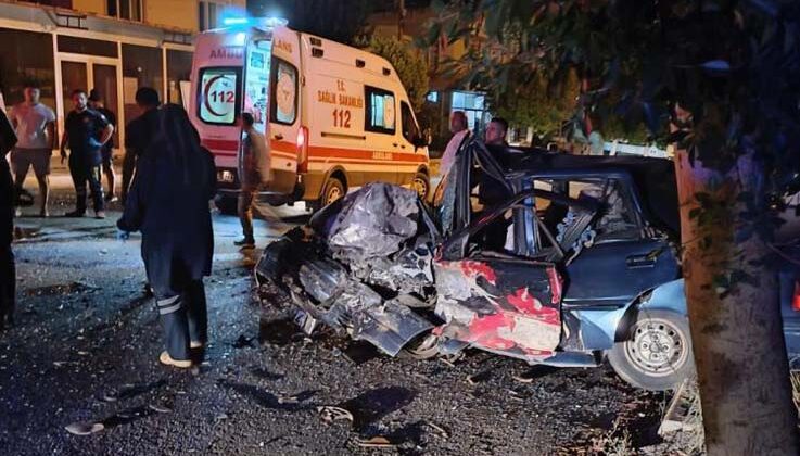 Antalya’da otomobiller kafa kafaya çarpıştı: 1 ölü, 1 yaralı