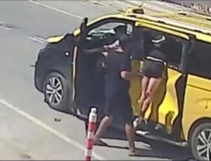 Taksiyle çarpışan motosiklet sürücüsü, fırlayarak girdiği camda asılı kaldı