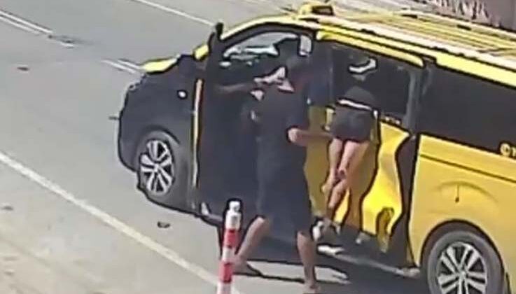 Taksiyle çarpışan motosiklet sürücüsü, fırlayarak girdiği camda asılı kaldı
