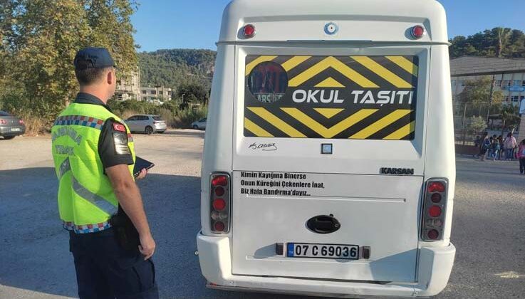 Antalya’da jandarmadan okul servis aracı denetimi