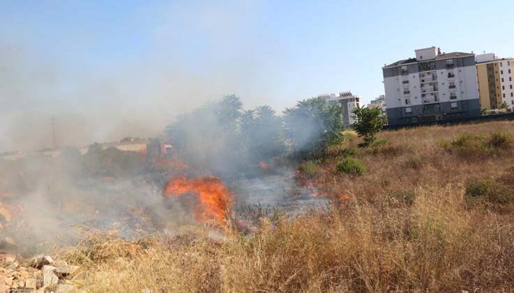 Çöplük yangını kuru otlara sıçradı, sürücüler zor anlar yaşadı