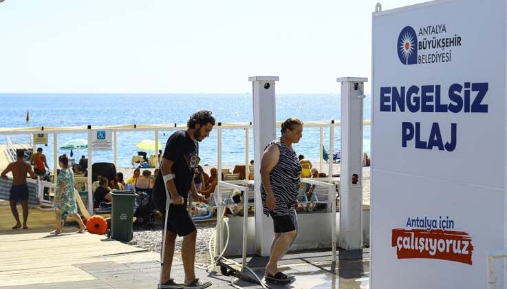 Konyaaltı Sahilindeki Engelsiz Plaj, turistlerin de gözdesi
