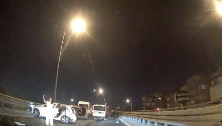 Köprülü kavşakta 3 araçlı zincirleme kaza: 3 yaralı